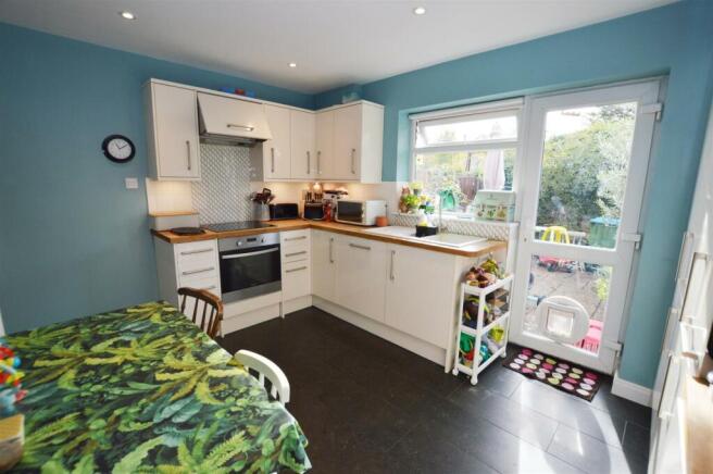5 Willowdene Close kitchen2.jpg