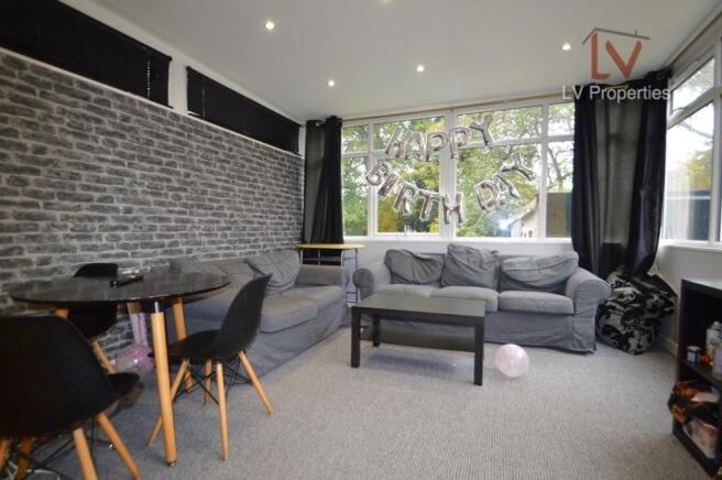 5 bed Semi-Detached to rent Image 4