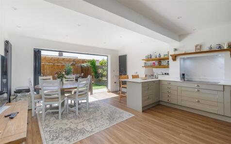 DETACHED BUNGALOW WITH OUTDOOR KITCHEN - Crossfield Avenue, Cowes