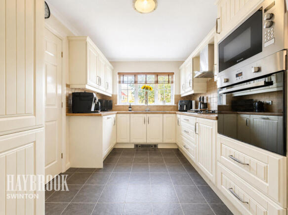 4 bed Detached for sale Image 7