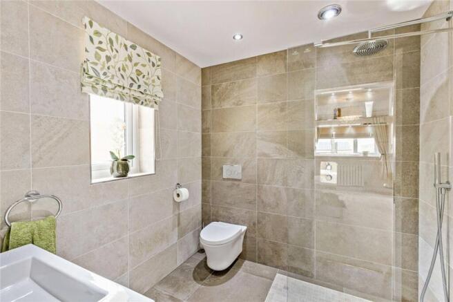 5 bed Detached for sale Image 10