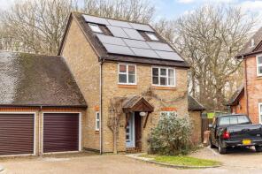 20, Field Walk, Smallfield RH6 9GL