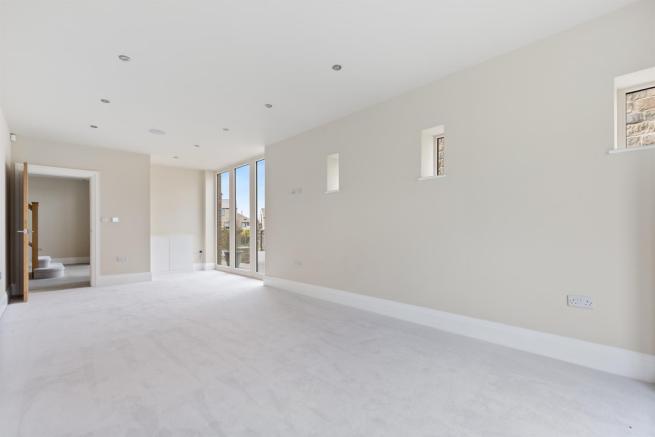 5 bed Detached for sale Image 7