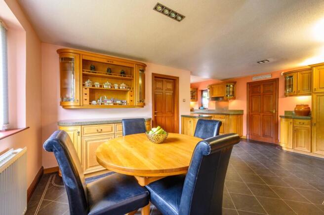 6 bed Detached for sale Image 12