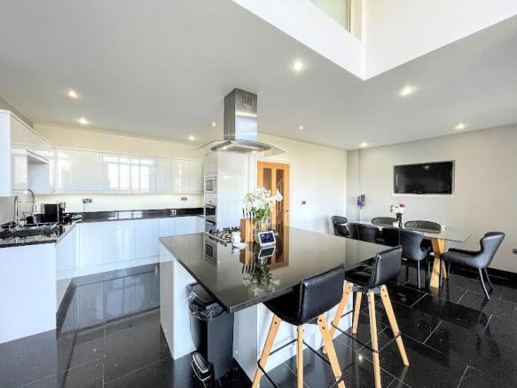 5 bed Link Detached House for sale Image 5