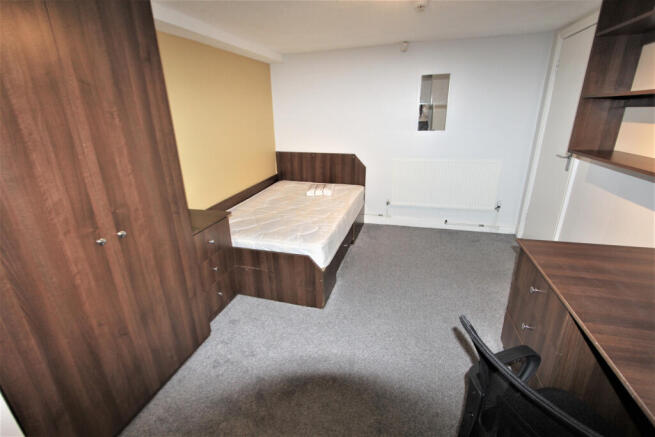 6 bed House to rent Image 8