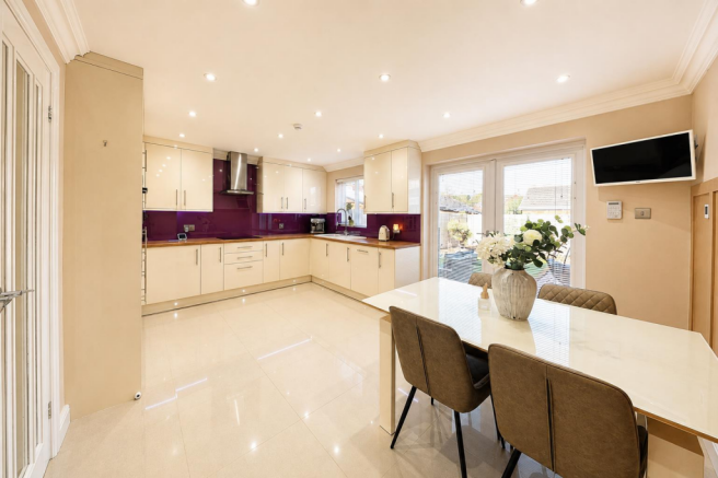 4 bed Detached for sale Image 10