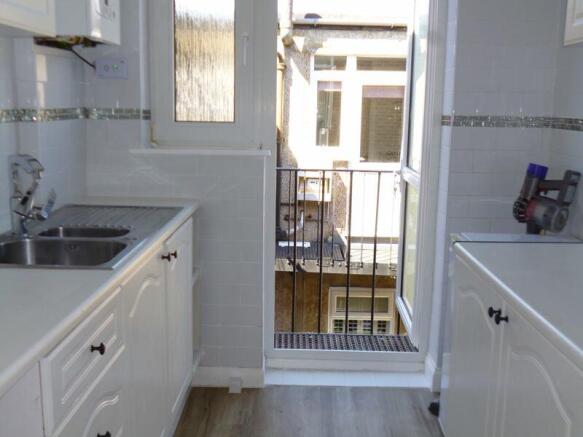 kitchen (angle 2)