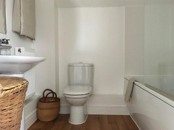 Bathroom-01.JPG