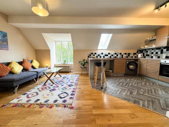 OPEN PLAN LIVING AREA