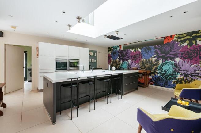 5 bed Detached for sale Image 12