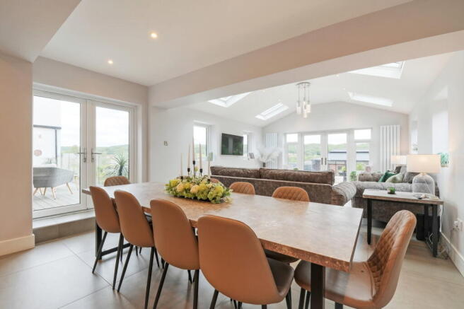 5 bed Detached for sale Image 5