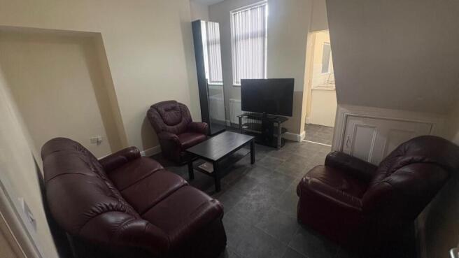 2 bed Terraced to rent Image 4