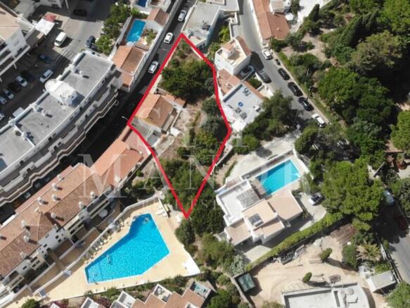 Drone view showing borders of the 806sqm land plot for sale in Carvoeiro, Algarve. Prime real estate investment for a luxury residential project near the coast.