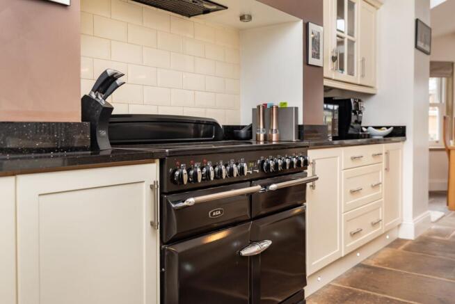 4 bed Detached for sale Image 8