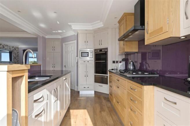 5 bed Detached for sale Image 11