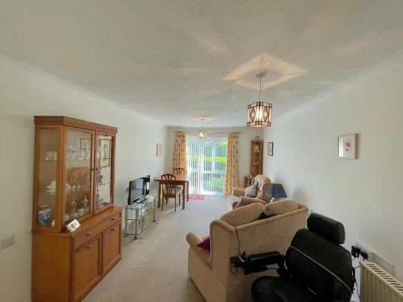 8 Manor Farm Court LOUNGE