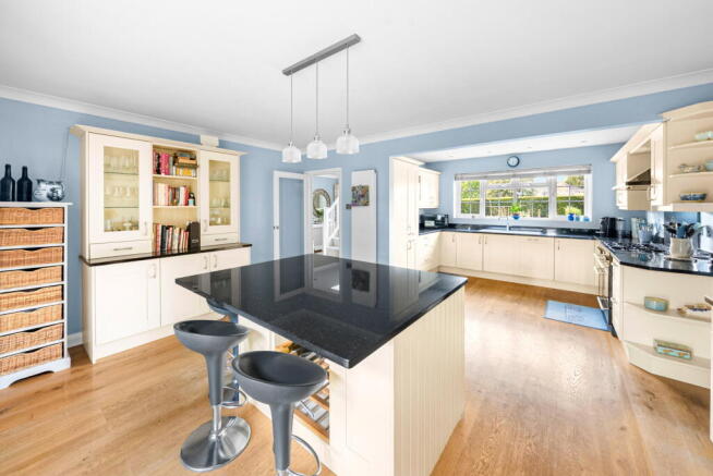 4 bed Detached for sale Image 10