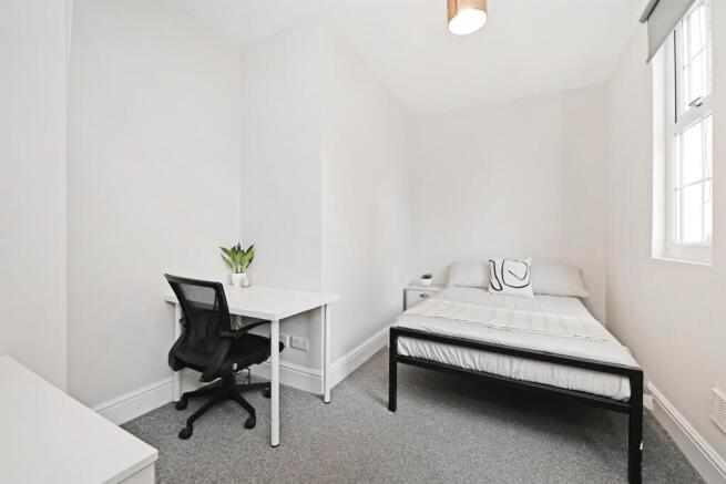 3 bed Apartment to rent Image 11