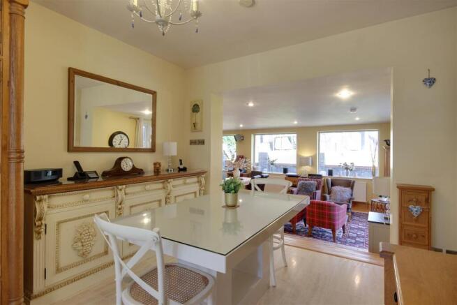 6 bed Detached for sale Image 10