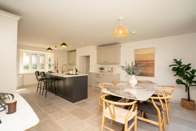 5 bed Detached for sale Image 5