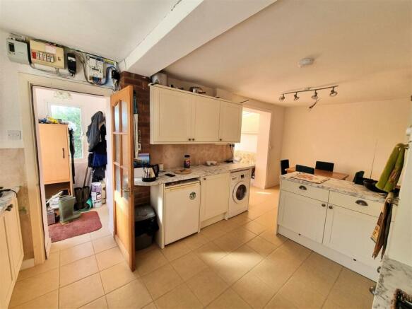 15 Mintys Top - Kitchen.jpg
