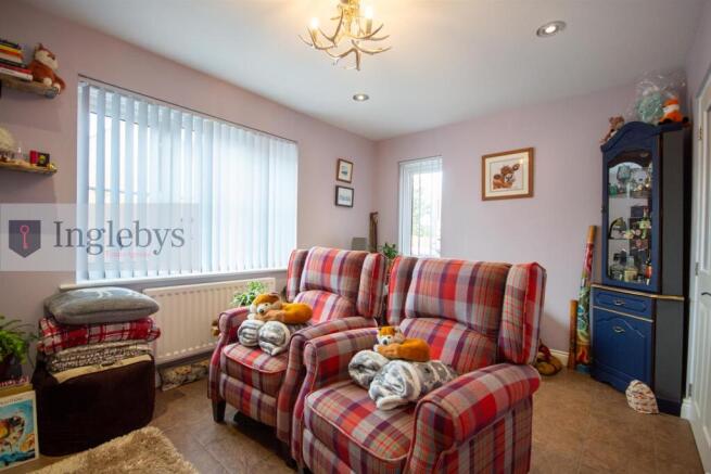 4 bed House for sale Image 6