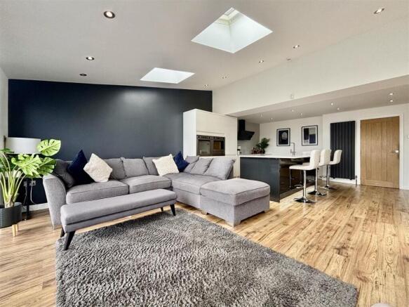 5 bed Detached for sale Image 11