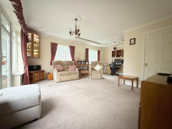 Hillview Crescent, Luton, LU2 photo 4