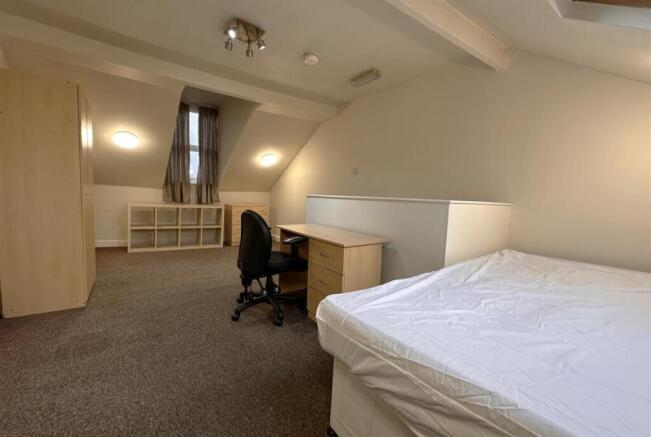 Bright, well-presented attic double bedroom wit...