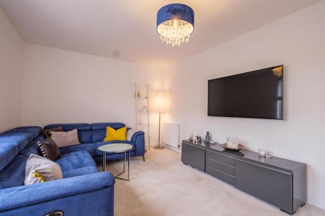 003-2_Hunterfield_Place_Carluke_ML84GY.jpg
