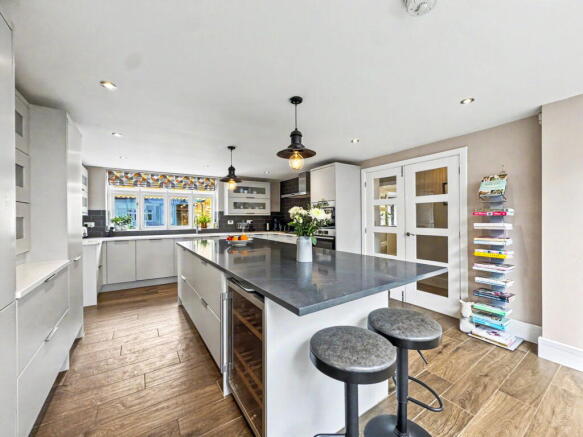 4 bed Detached for sale Image 8