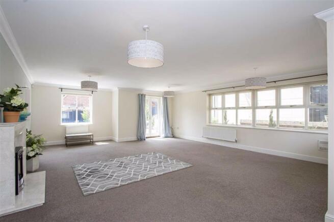 LOUNGE DINING ROOM