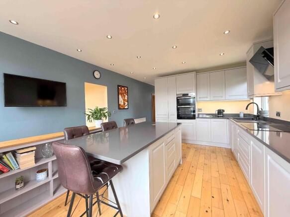 5 bed Detached for sale Image 10