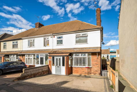 Modern 3 Bedroom Family Home with Private Driveway & Garden
