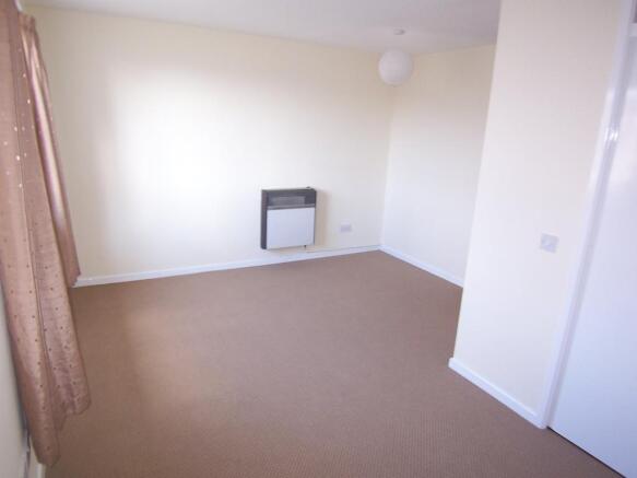 LOUNGE/BEDROOM