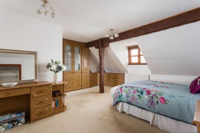 5 bed Detached for sale Image 8