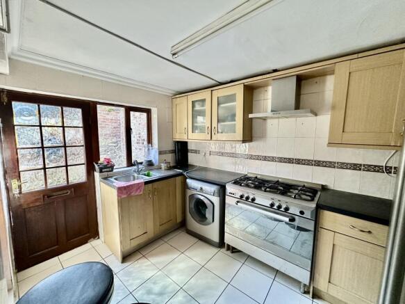 5 bed Semi-Detached for sale Image 9