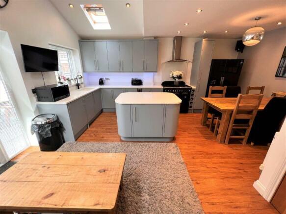 kitchen dining 1.jpg