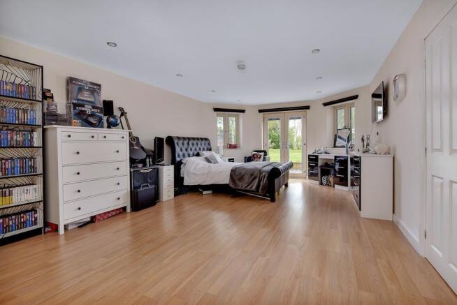 DOUBLE BEDROOM