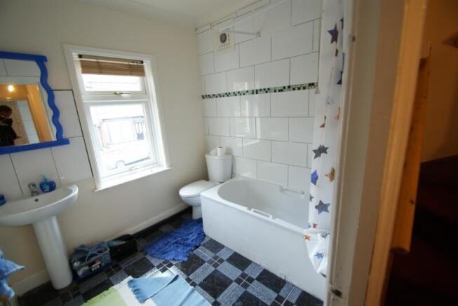 5 bed Semi-Detached to rent Image 6