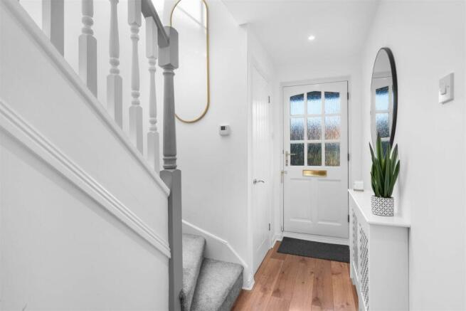 30 Russell Close - Hallway.jpg