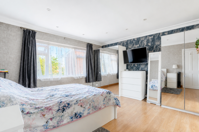 5 bed Detached for sale Image 9