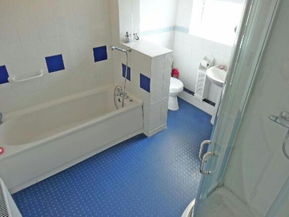 SPACIOUS FAMILY BATH
