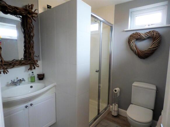 Ground Floor Shower/Claoks