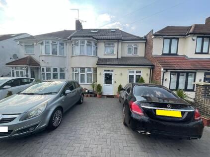 Dovedale Avenue, Barkingside, Essex, IG5 0QG