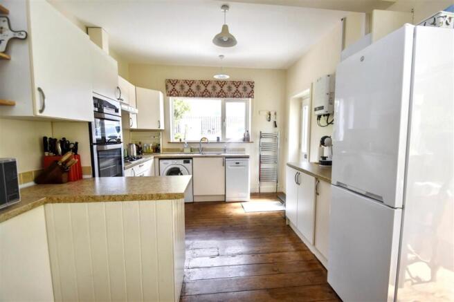 KITCHEN/DINING ROOM