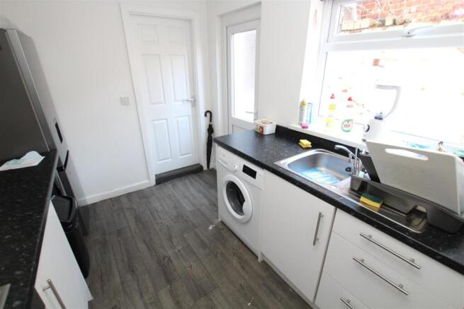4 bed House to rent Image 4