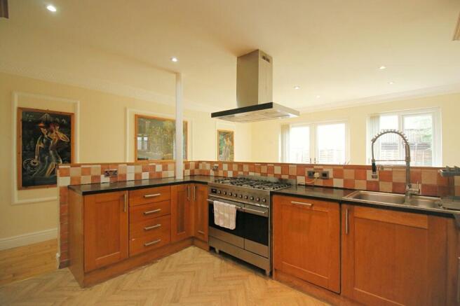 5 bed Detached for sale Image 9