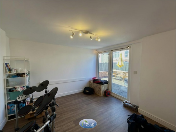 4 bed Semi-Detached for sale Image 9